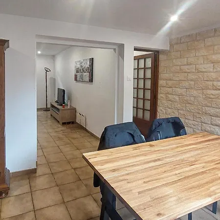 Jolie Maison Avec Cour